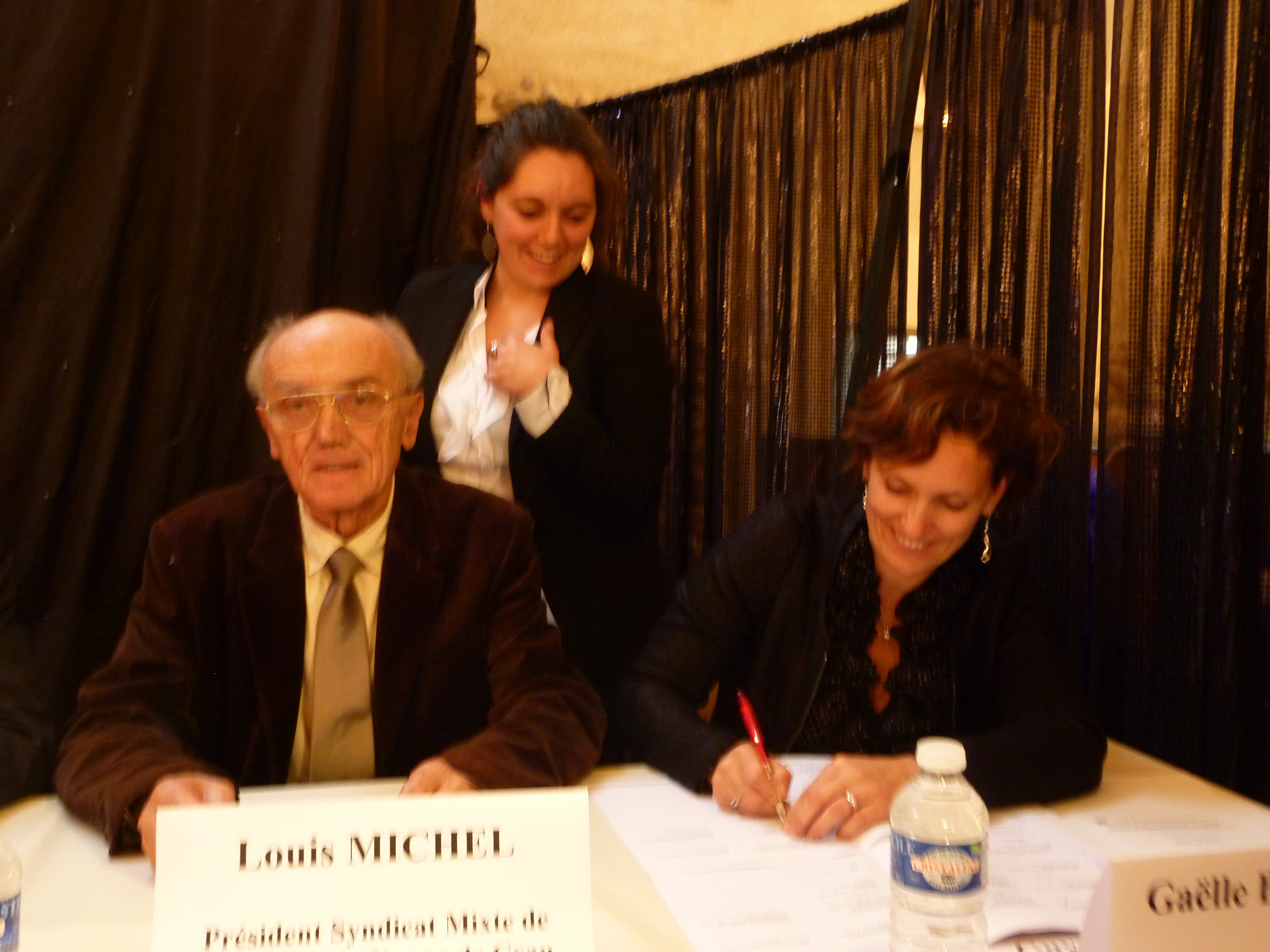 De gauche à droite : Louis Michel, président du Syndicat mixte d'études et de gestion de la nappe phréatique de Crau, et Gaëlle Berthaud