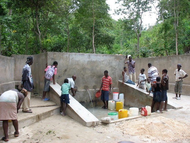 Haïti, aménagement d'une source