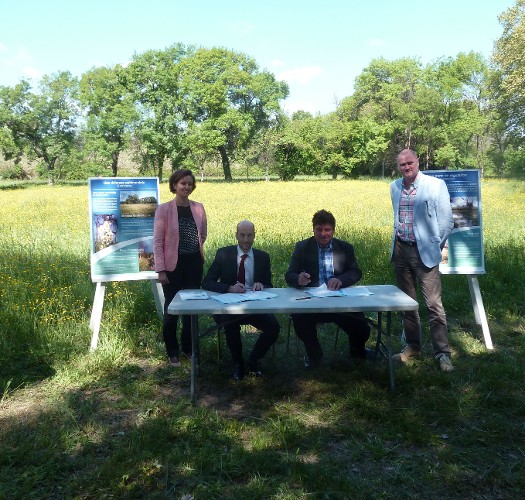 La signature a eu lieu sur la prairie de la Brague à Antibes