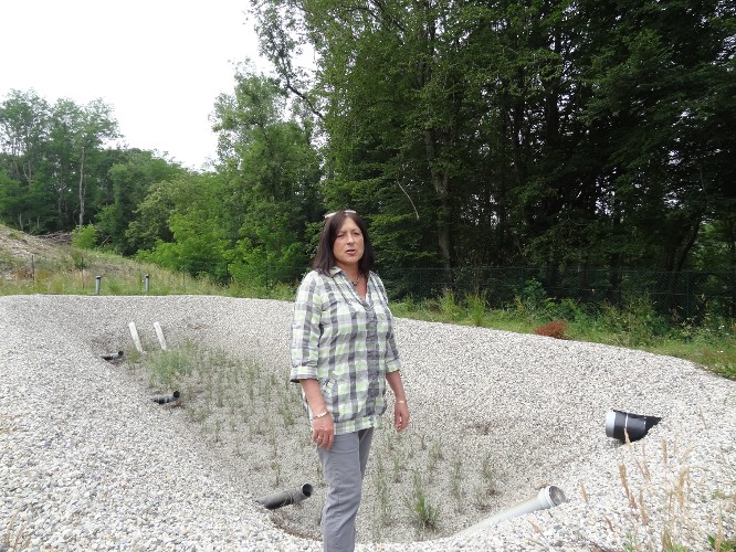 Christiane Romanat devant le bassin de filtration.