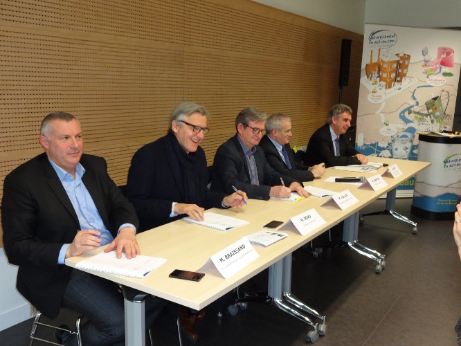 De gauche à droite : Jean-François Braissand (Vice-pdt Communauté de communes du Canton d'Albens), Dominique Dord (Député-maire d'Aix-les-Bains), Xavier Dullin (Président de Métro Chambéry) , Michel Dantin (Président du Cisalb) et Laurent Roy, DG agence de l'eau Rhône Méditerranée Corse.