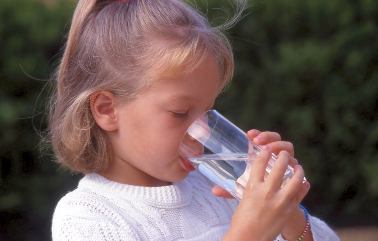 AEP petite fille au verre