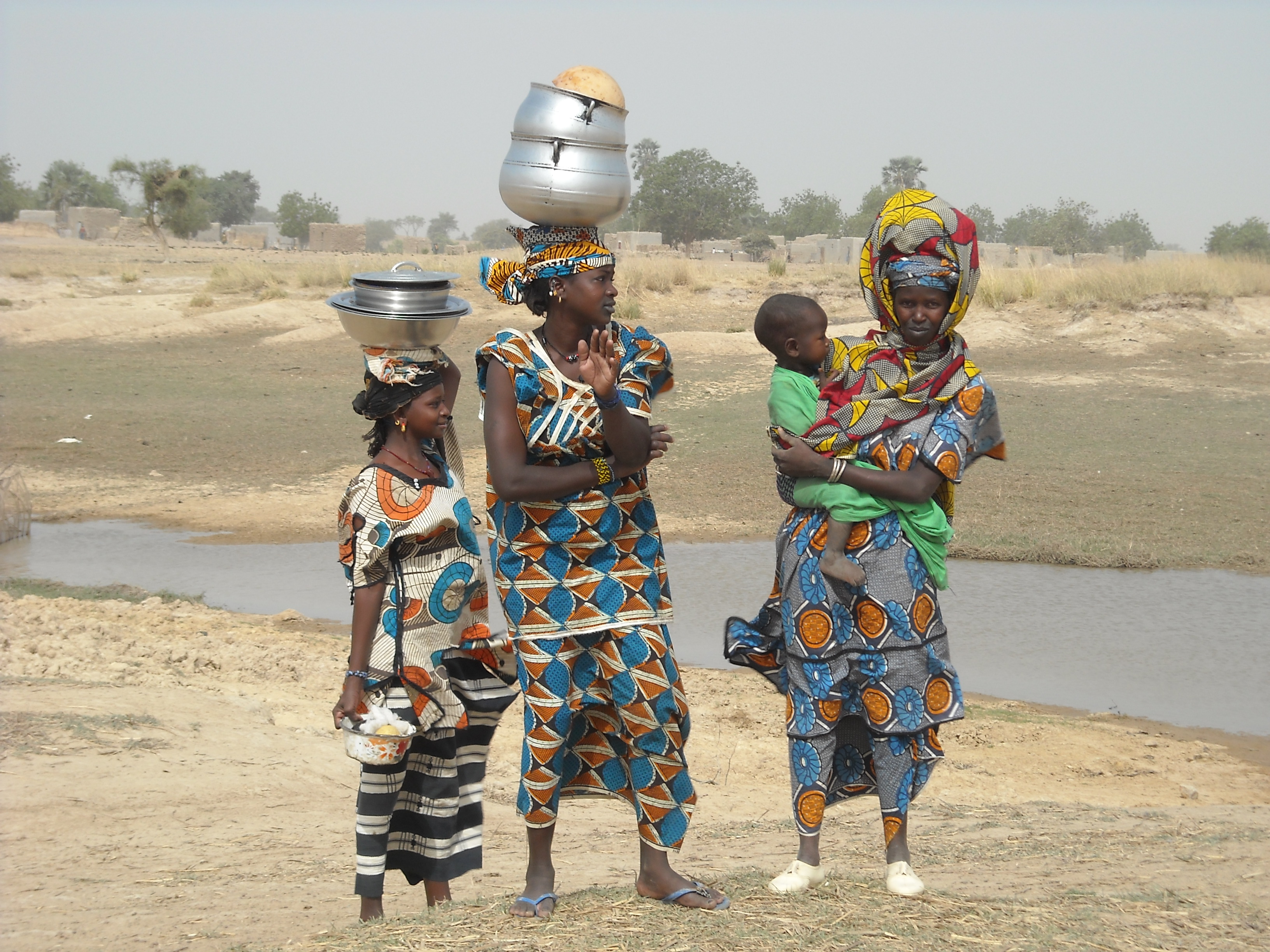Porteuses d'eau au Mali - Crédits : Claire Nivon, François Lacharme