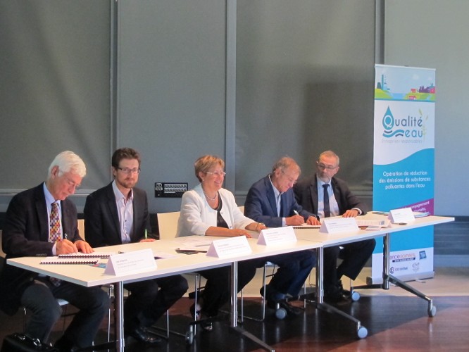 De g à d : Joël Roques (Président de la CCI), Yannick Prebay (directeur régional agence de l’eau) Geneviève Girard (Vice-présidente Environnement de l’Agglo, Maire de Portes-lès-Valence), Yves Pernot, (Conseiller délégué à l’Assainissement de l’Agglo), Laurent Serre (Président de la Chambre de métiers)