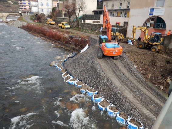 Travaux de stabilisation des berges de la Volane dans la traversée de Vals les Bains