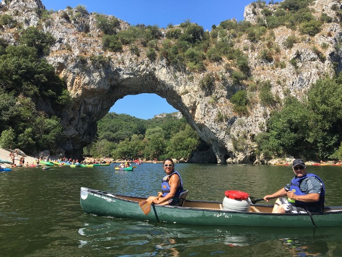 Pascal Bonnetain, Président du Syndicat Mixte EPTB Ardèche Claire, et Floriane Moréna, directrice, en canoë sur l’Ardèche.