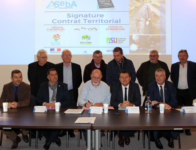 signature contrat eau potyable et assainissement - Ardèche
