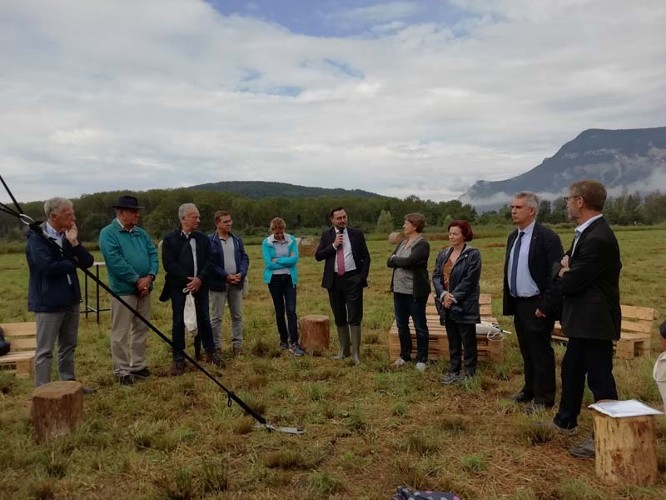 Sur la photo, de droite à gauche :

Michel Delmas, président du CEN Savoie ; Laurent Roy, agence de l'eau ; Martine Berthet, sénatrice de Savoie ; Marie-Claire Barbier, maire de Chindrieux ; Pascal Bolot, préfet de Savoie ; Marie-Pierre Montoro-Sadoux, vice -présidente à la Région AuRA ; Daniel Clerc, maire de Motz ; Yves Husson, maire de Chanas ; Jean-Pierre Savioz-Fouillet, maire de Vions ; Hervé Gaymard, président du département de la Savoie.
