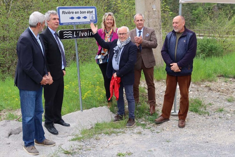 De gauche à droite : M. Christophe Iaccobi, maire d’Allons – M. Laurent ROY, directeur de l’Agence de l’Eau Rhône Méditerranée Corse - Mme Marion MAGNAN, conseillère départementale - M. Jacques ESPITALIER, vice-président du syndicat mixte de gestion du PNR Verdon - M. Claude ROUSTAN, président de la FDPPMA - M. Jean MAZZOLI, vice-président de la CCAPV