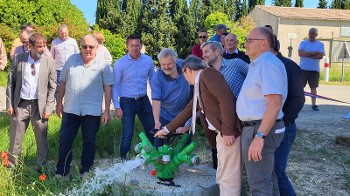 Un tuyau d’irrigation relie deux régions