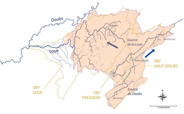 Carte du périmètre : le périmètre du Contrat (surface orangée) comprend la totalité du périmètre du SAGE (trait violet), plus quelques communes en limite, afin de tenir compte des territoires d’intervention des principaux syndicats de gestion des milieux aquatiques (syndicat mixte de la Loue, syndicat mixte des milieux aquatiques du Haut-Doubs).